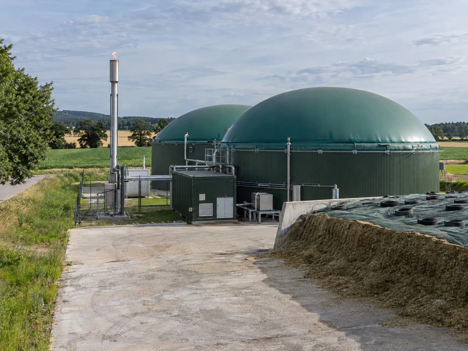 Biogasanlage mit Gärbehältern und Fahrsilo