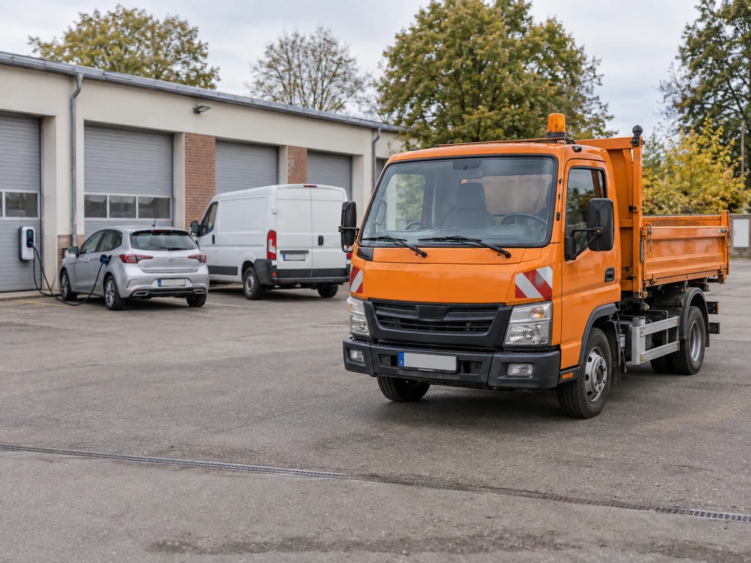 Kommunales Nutzfahrzeug, Transporter und Dienstwagen auf dem Hof eines deutschen Betriebshofs