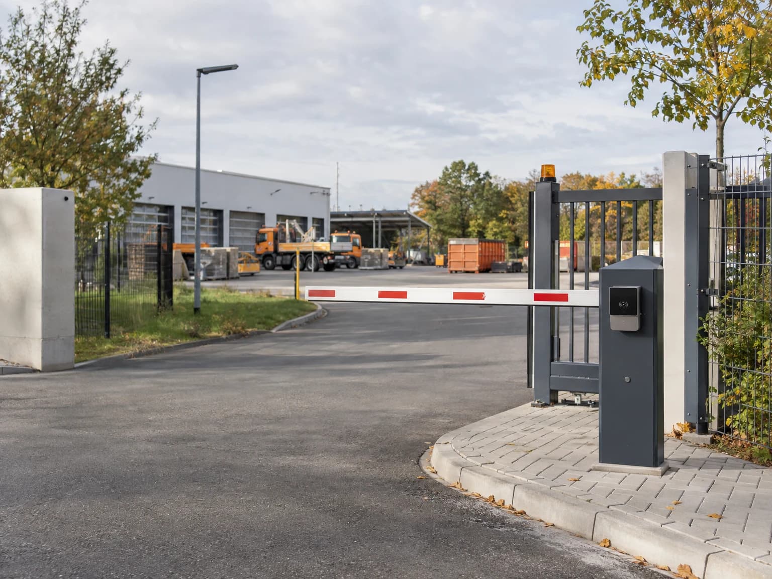 Schrankenanlage an der Einfahrt eines Betriebshofs