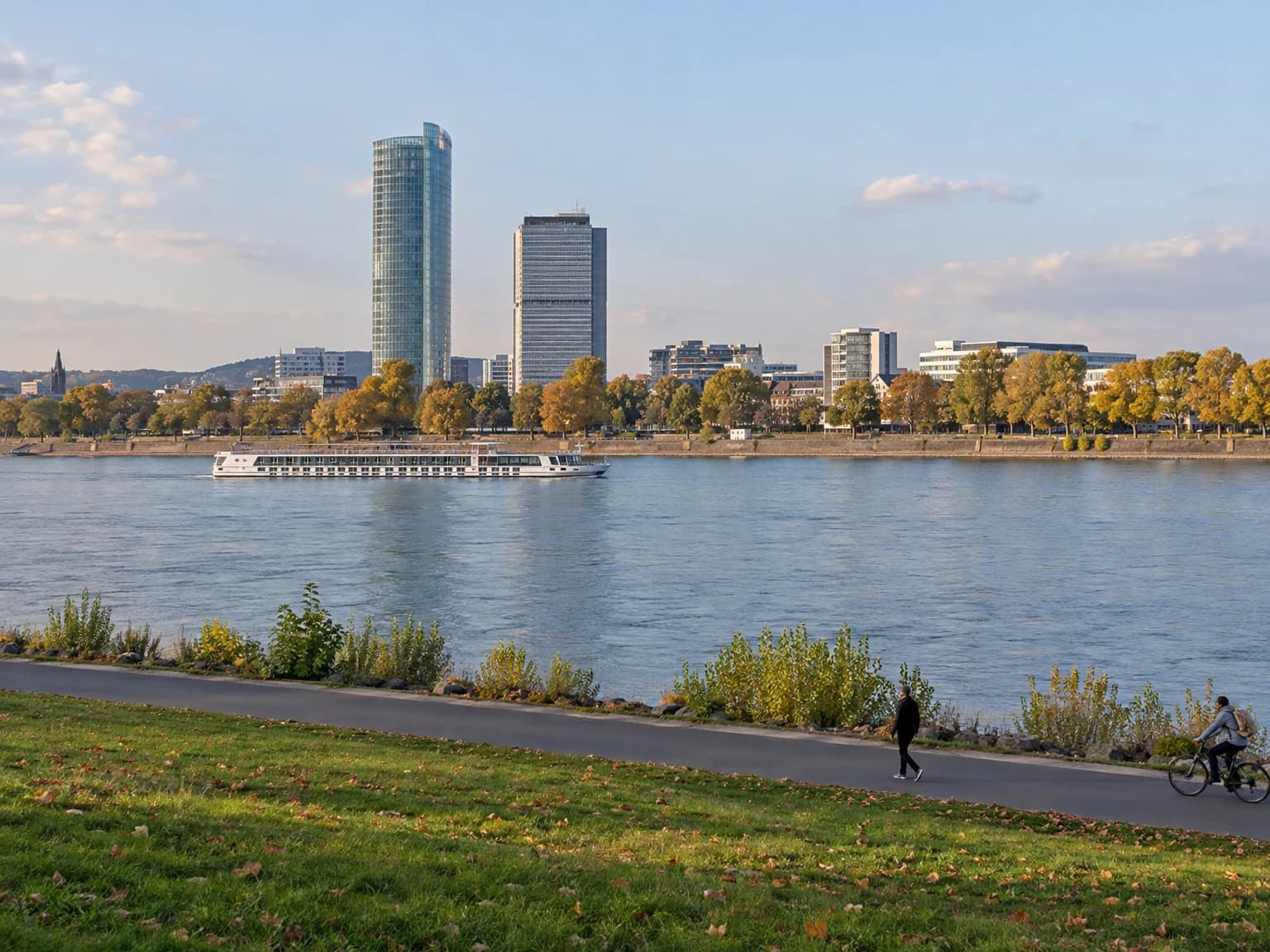 Blick über den Rhein auf Post Tower und Langen Eugen in Bonn