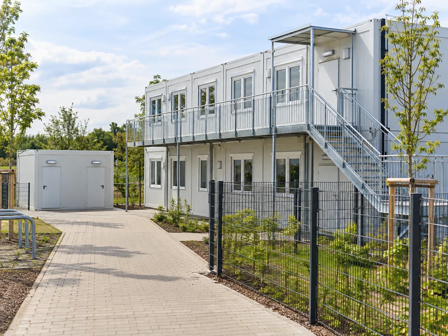 Zweigeschossige Modulanlage aus Raumcontainern mit Außentreppe